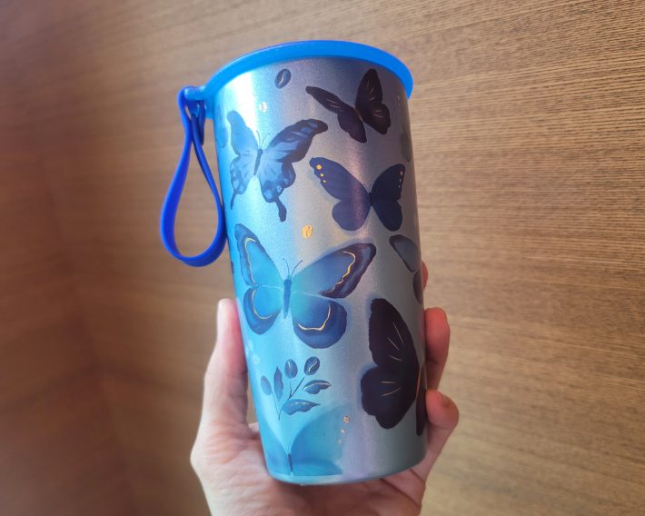 背面の蝶々も素敵。金色のコーヒー豆を見つけると嬉しくなります