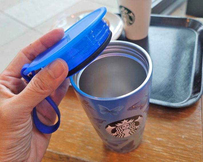 フタは回してしっかりしまる構造に。ボトルの内側はシンプルな構造で洗いやすさも◎