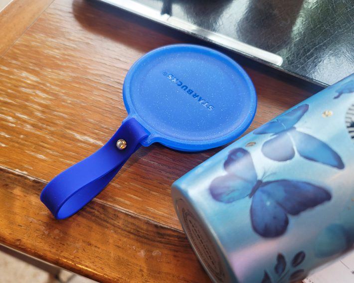 ストラップ付きのフタの便利さは、使ってみるとすぐに実感できます