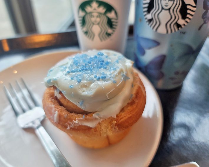 新発売の塩バニラロール（310円）