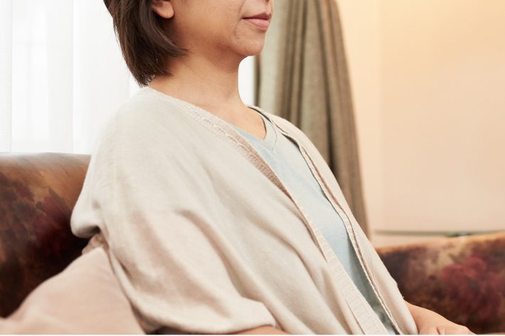 ソファに座る女性