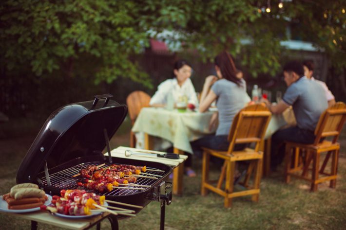 ホームパーティーでバーベキューする人々