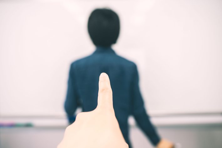 司会に指を差す人
