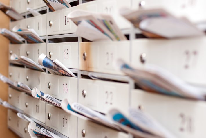 集合ポストに入れられた広告や新聞