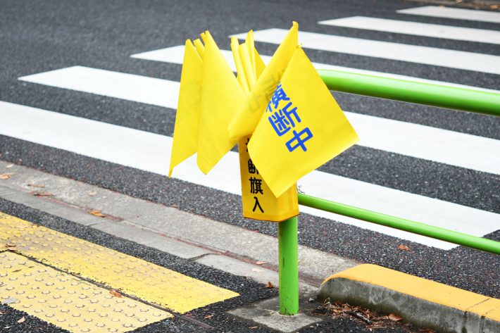 小学校　旗振り