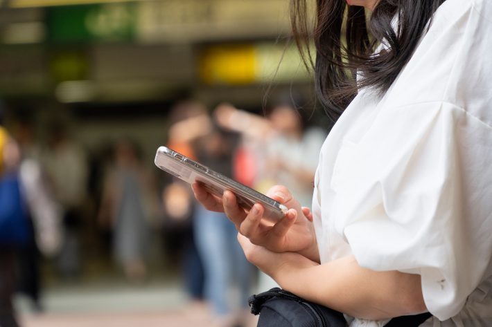 スマホを操作する女性