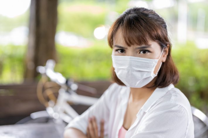 マスクをつけて怒る女性