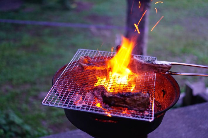 夜のバーベキュー