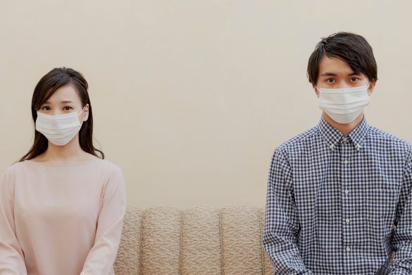 マスクをつけた男女