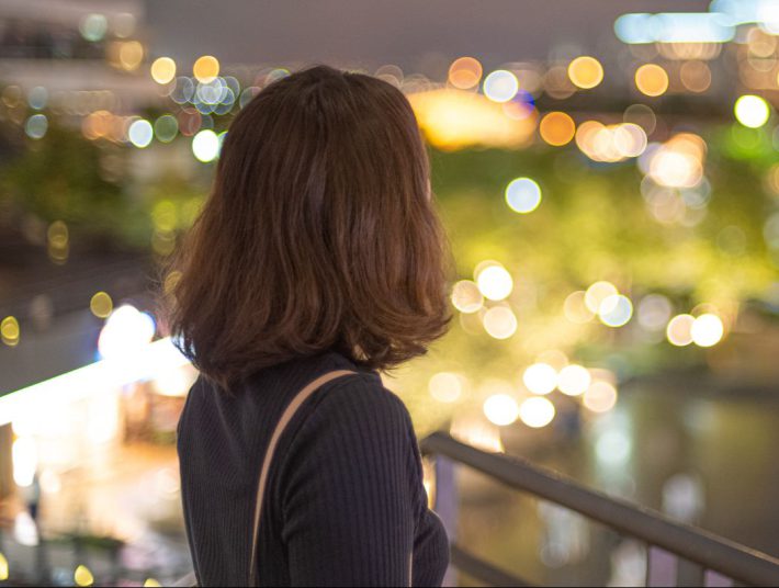 夜景を見つめる女性
