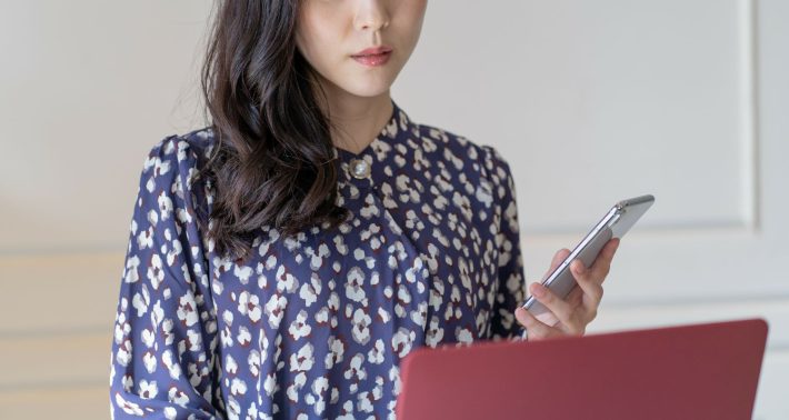 パソコンで作業する女性