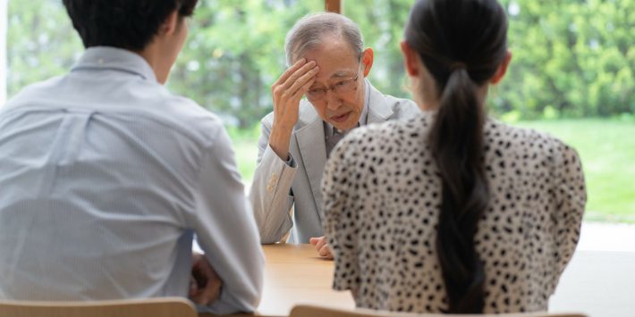 家族会議する親子