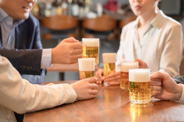会社帰りに飲み会をする人々