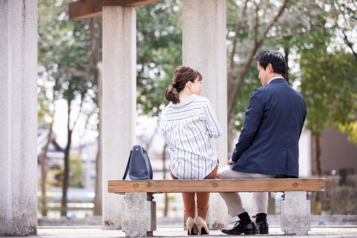ベンチで話す男女