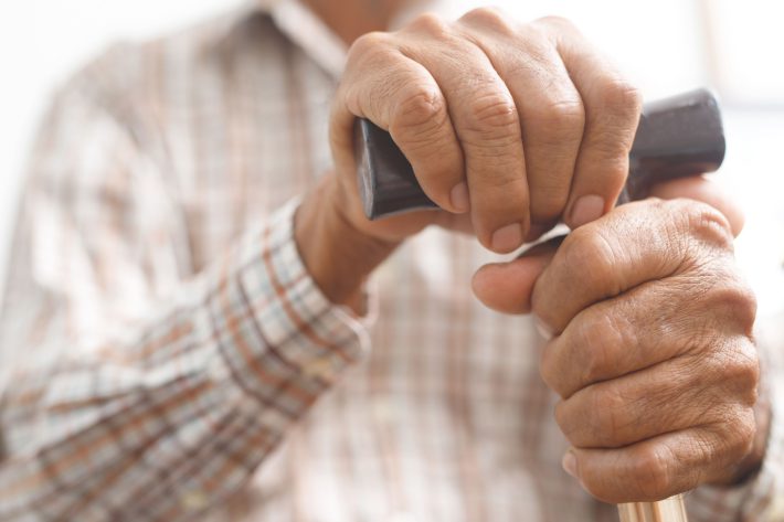 杖　高齢者　おじいさん