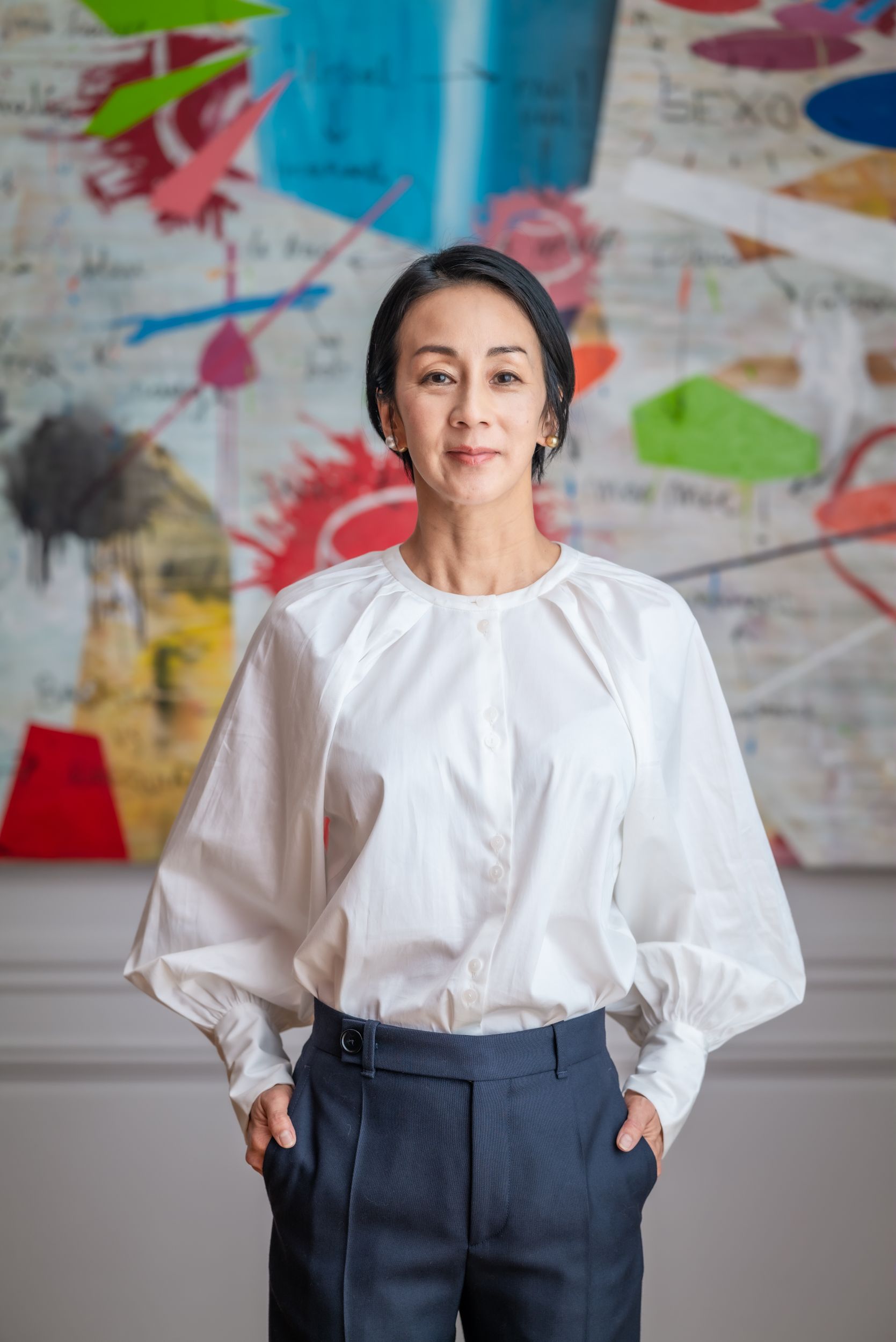 セブリン　スタンドカラーシャツ ホワイト 中村江里子さんも愛用 中村江里子さん、年齢を重ねるほど魅力的になる「パリマダムの着こなし