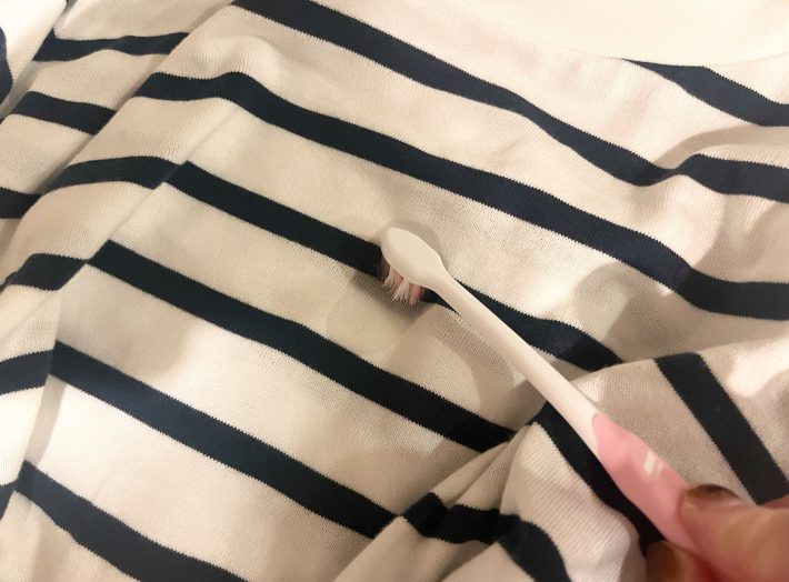 洗剤を直接付けて歯ブラシなどで叩く