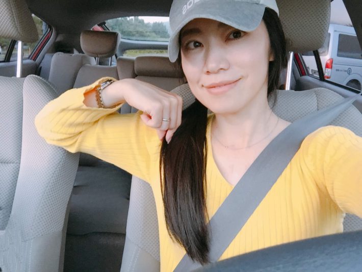 髪を背中に挟まない（運転中ではありません）