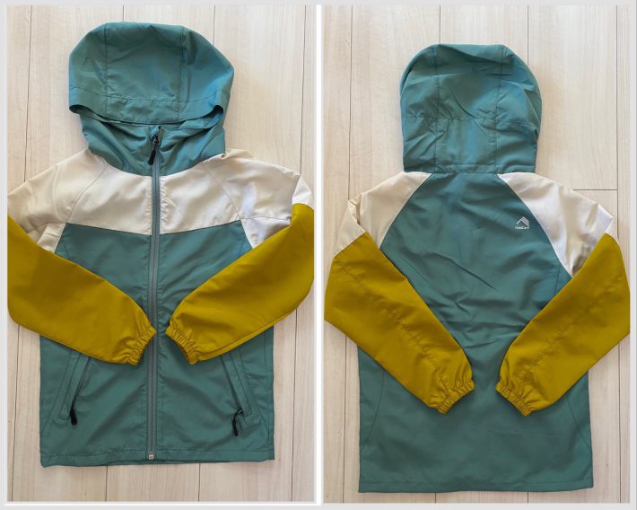 「耐久撥水どろんこジュニアシェルジャケット」（税込1500円）／前面（左）と背面（右）