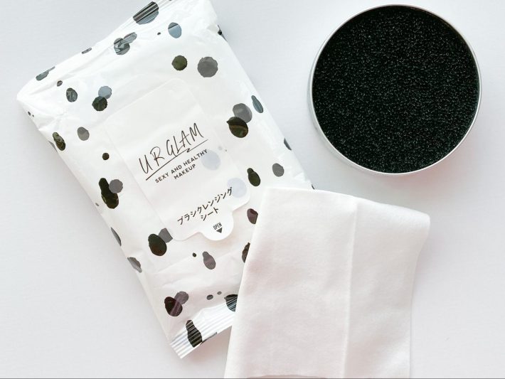 右上にあるのはセリアの「メイクブラシクリーナー」（税込110円）