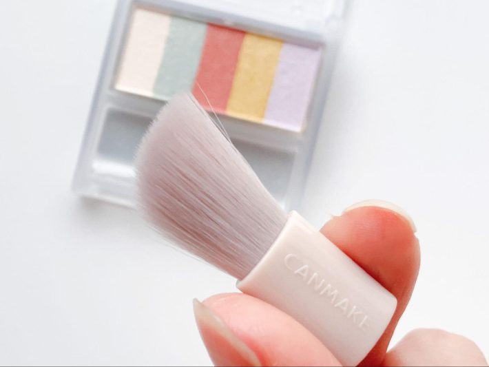 付属のブラシはやさしすぎるくらいソフトな肌あたり