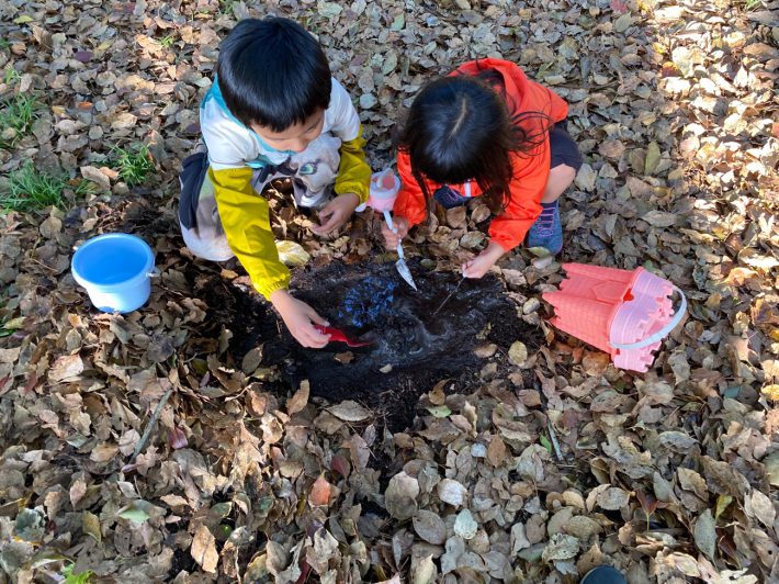 左：「耐久撥水どろんこジュニアシェルジャケット」着用の息子　右：普通のウインドブレーカー着用の娘