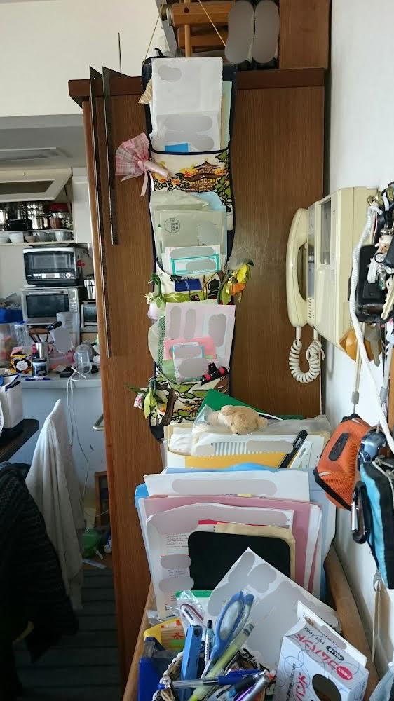 書類でパンパンの吊り下げ収納