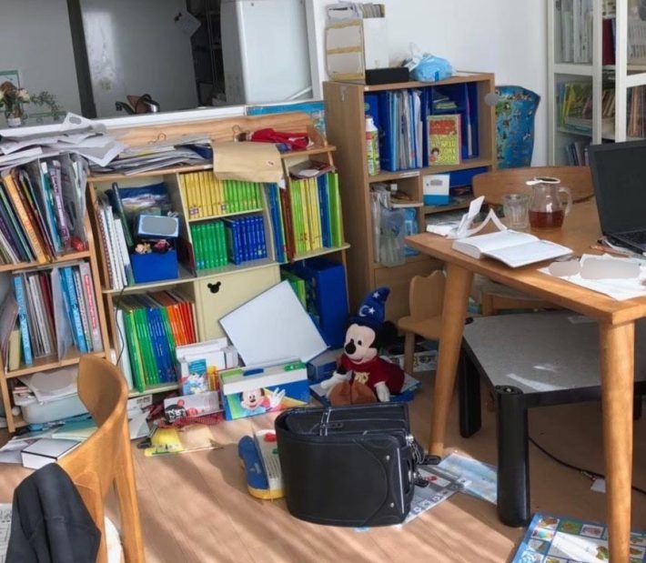 書類であふれかえった部屋