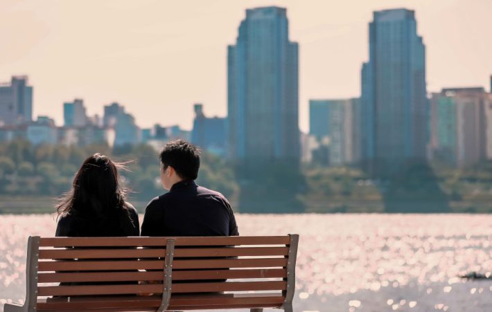 ベンチに座る男女