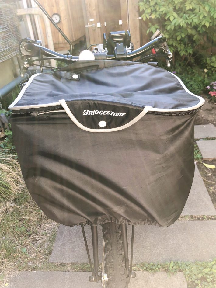 前かごは雨よけのものを使っている