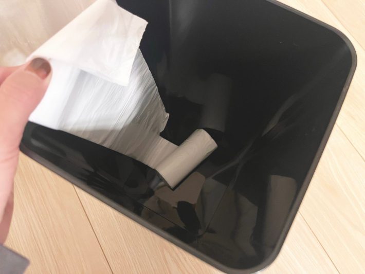 ロール部分をゴミ箱の底に置く