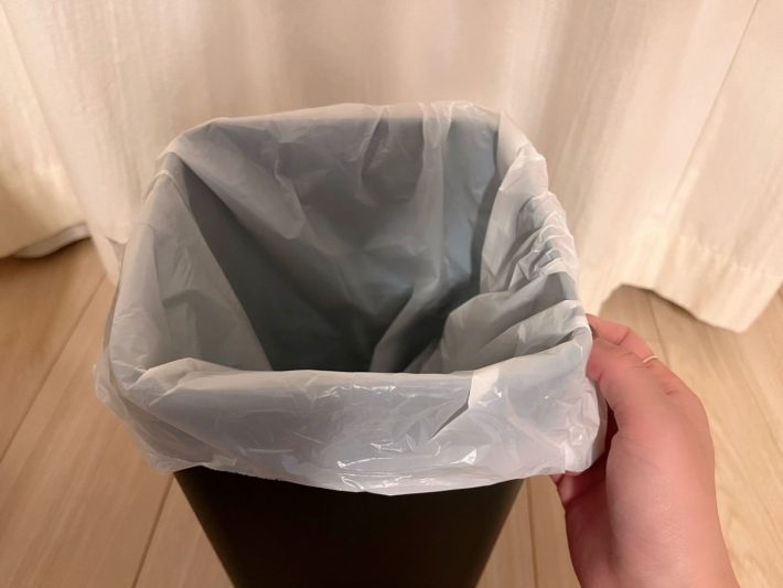 ゴミ箱のふちにかけて固定する