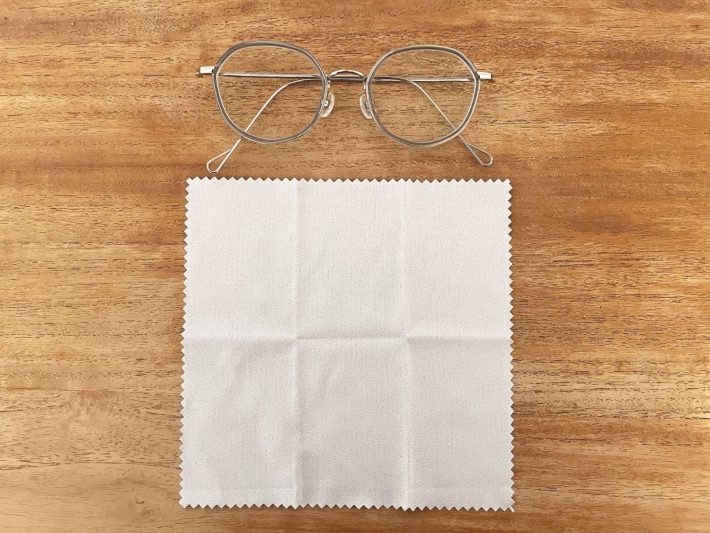 メガネを拭くのに十分な大きさ
