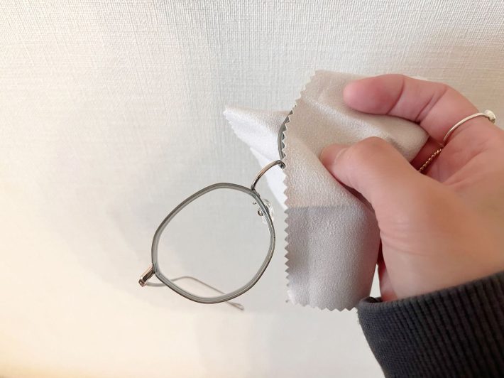 クロスでレンズの両面を5～10回程度拭く