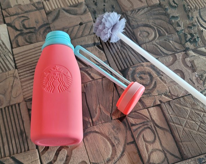 水筒などに使う専用ブラシを使うのがオススメです