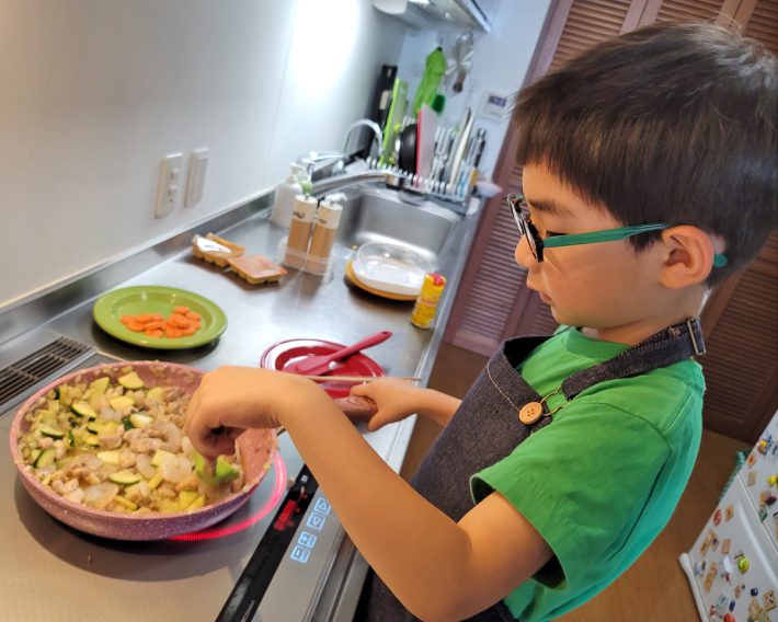 料理をする筆者の息子