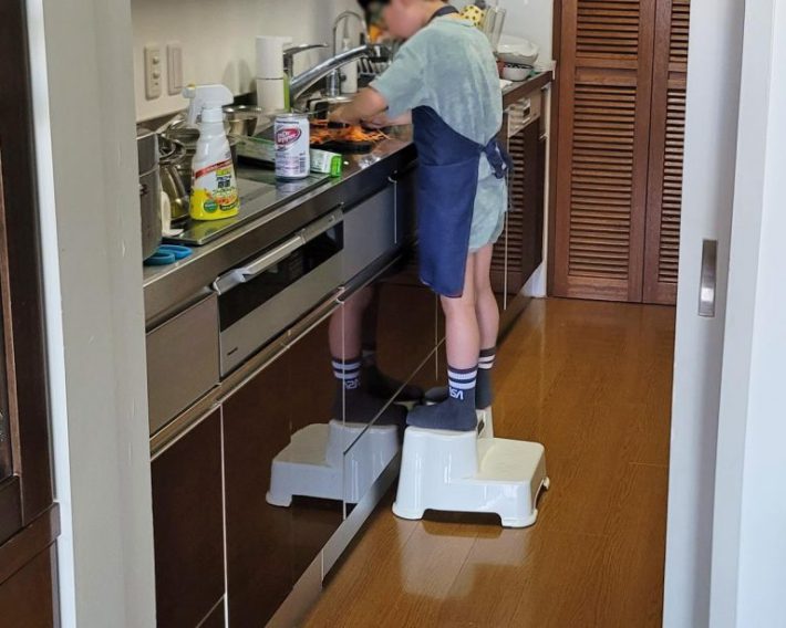 台に乗って、一人で一生懸命料理に励んでいます