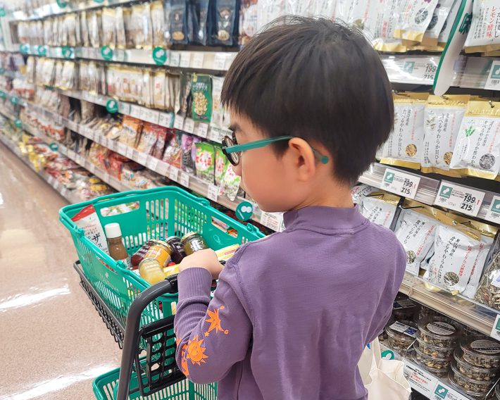 買い物をする筆者の息子