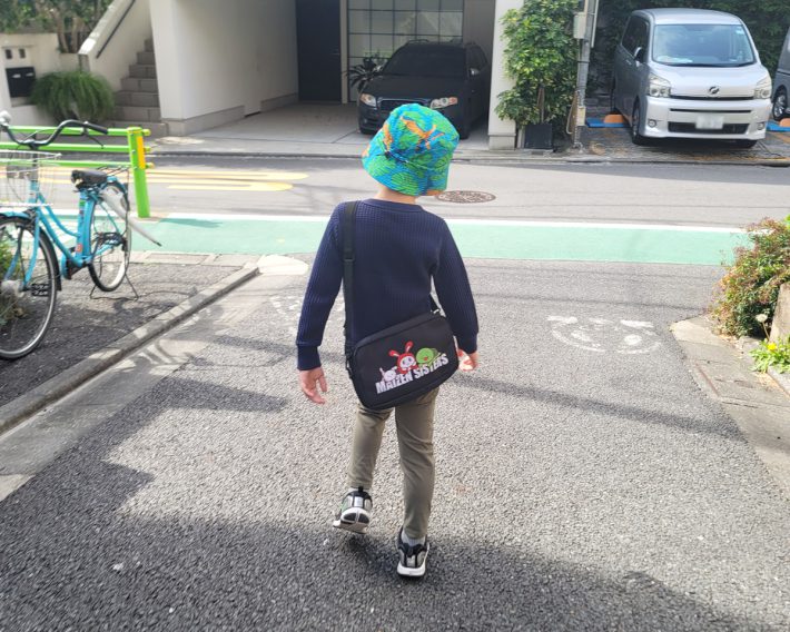 買い物に行く時の様子。カバンの中には自分専用のエコバッグが入っています。宝探しに行くような感覚でスーパーに向かいます