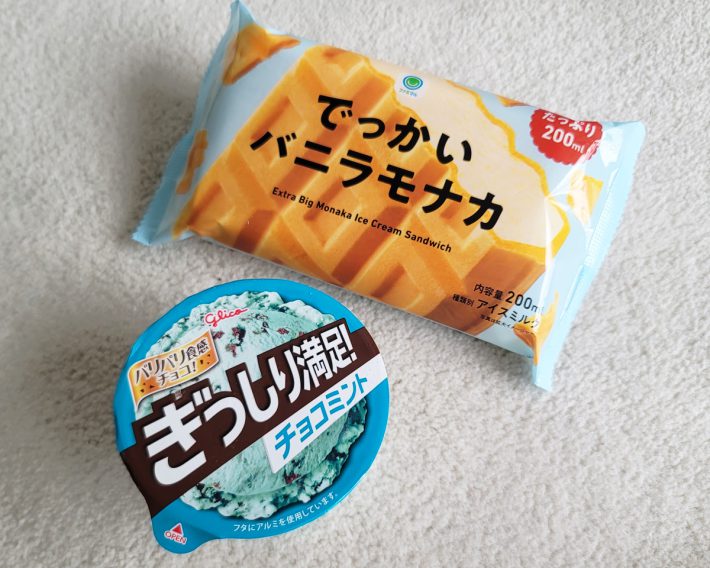 上から「グリコ　ぎっしり満足！チョコミント」（214円）、「でっかいバニラモナカ」（140円）