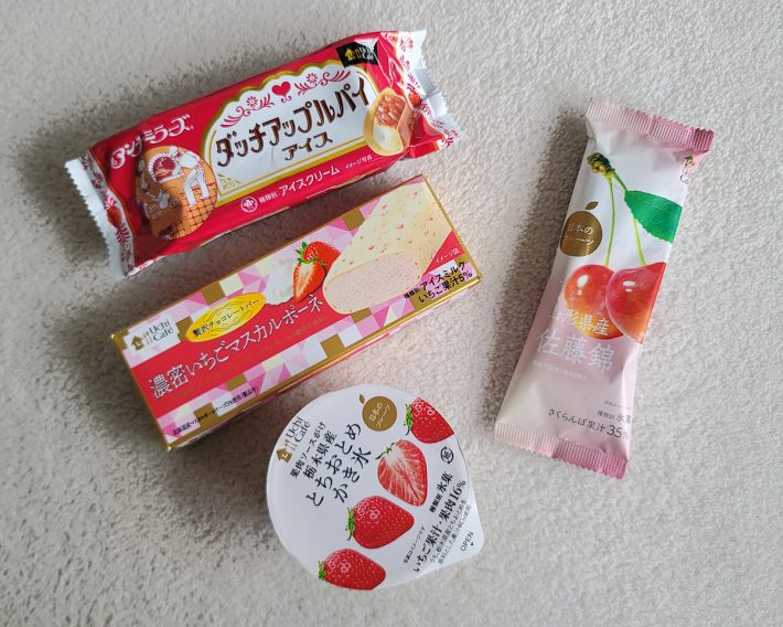 左上から反時計回りに「ウチカフェ　アンナミラーズ監修　ダッチアップルパイアイス 60ml」（215円）、「ウチカフェ　贅沢チョコレートバー　濃密いちごマスカルポーネ 70ml」（215円）、「ウチカフェ　日本のフルーツ 果肉ソースがけ栃木県産とちおとめかき氷 135ml」（214円）、「ウチカフェ　日本のフルーツ　山形県産佐藤錦 80ml」214円