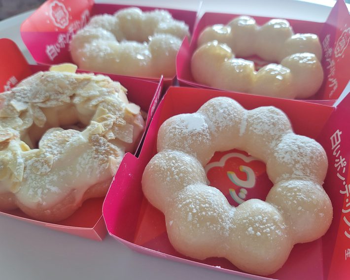 （手前右から反時計回りに）白いポン・デ・リング、白いポン・デ・みたらし、白いポン・デ・白あん、白いポン・デ・カスターアーモンド