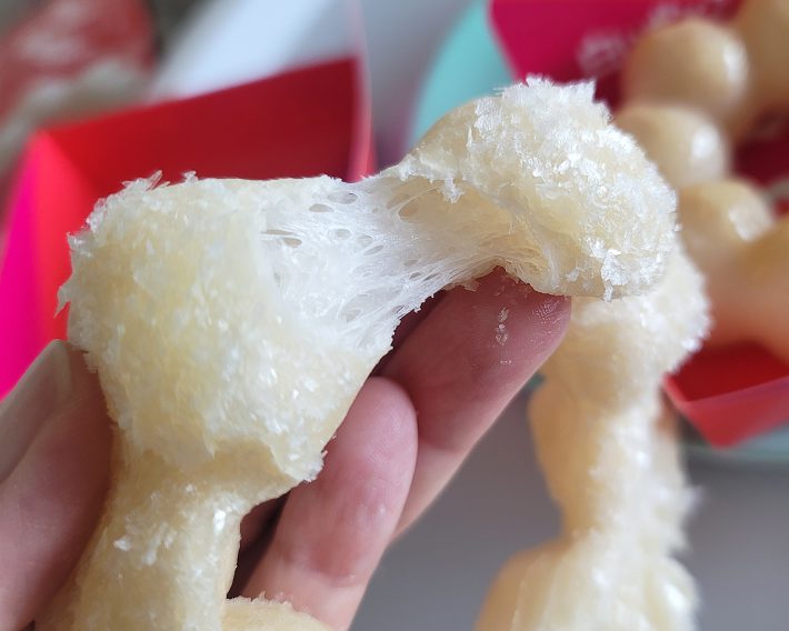 白いポン・デ・白あんをちぎってみたところ、生地は餅のように伸びました