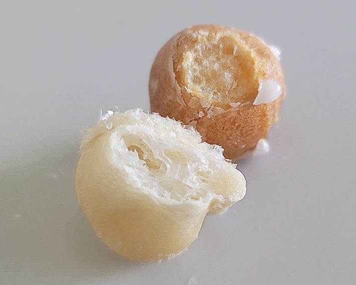 定番のポン・デ・リングと食べ比べもしてみました。大きく異なる味わいです