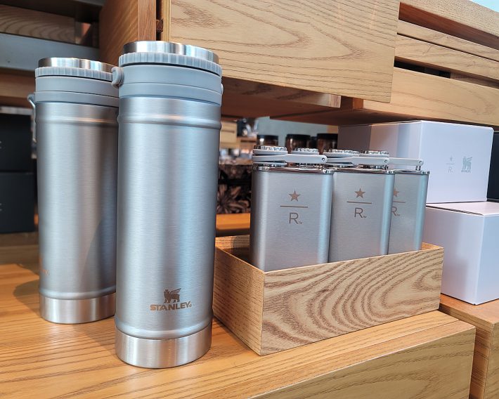 左から「STANLEYクラシック真空コーヒープレスボトル シルバー 473ml」（7000円）、「STANLEYクラシックフラスコ シルバー 237ml」（5000円）