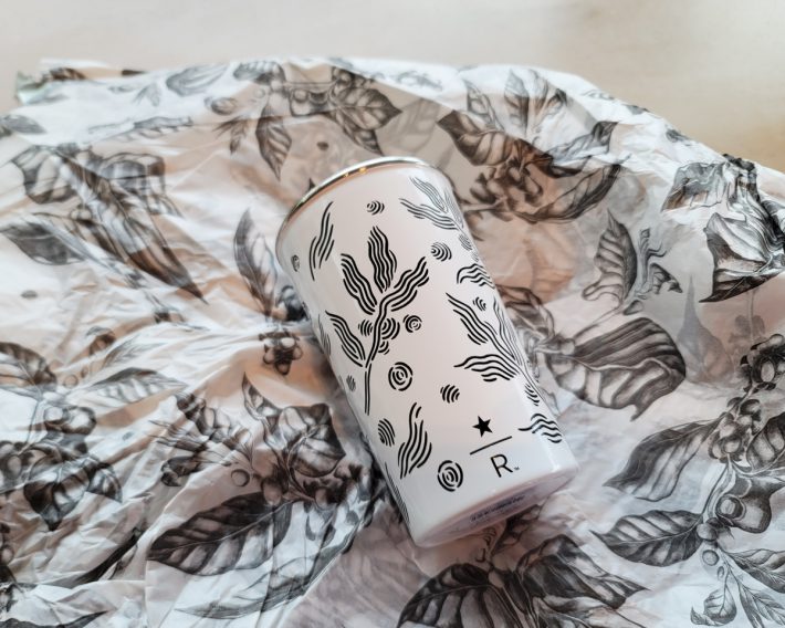 購入すると、コーヒーの木デザインのおしゃれな紙に包んでくれます