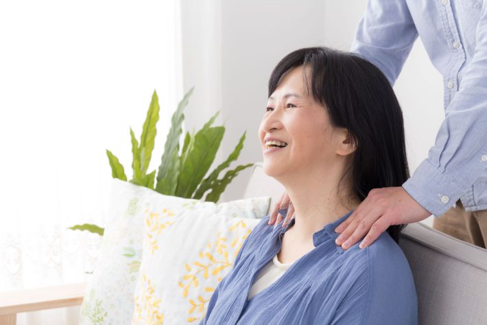 肩を揉まれる女性