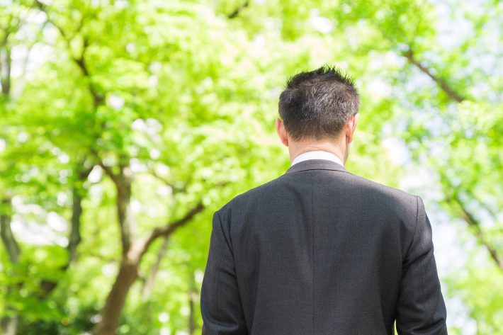 ミドル男性の後ろ姿