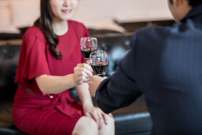 パーティーで乾杯する男女