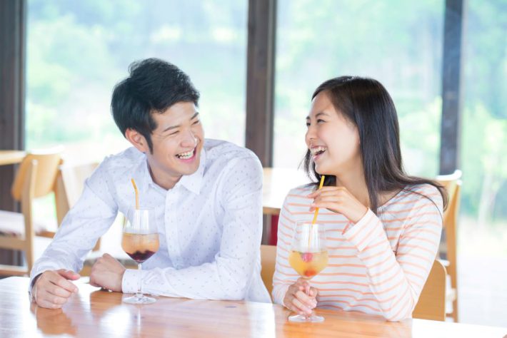 男女で話す様子